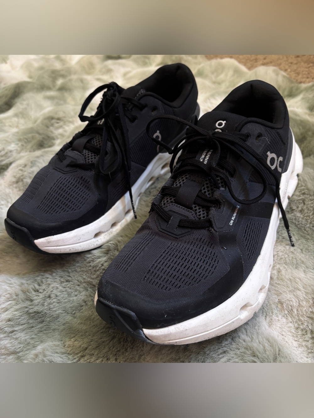 Womens Black and White On cloud shoes